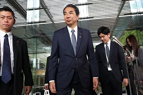 Taku Eto-addressing-farmers-in-Saga-Prefecture-before-resignation