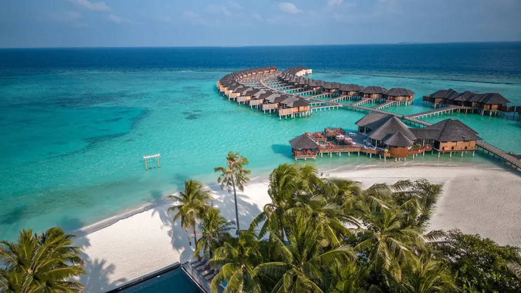 luxury-maldives-seaside-resort Breathtaking views in the Maldives: Private pools, luxury resorts, and vibrant marine life