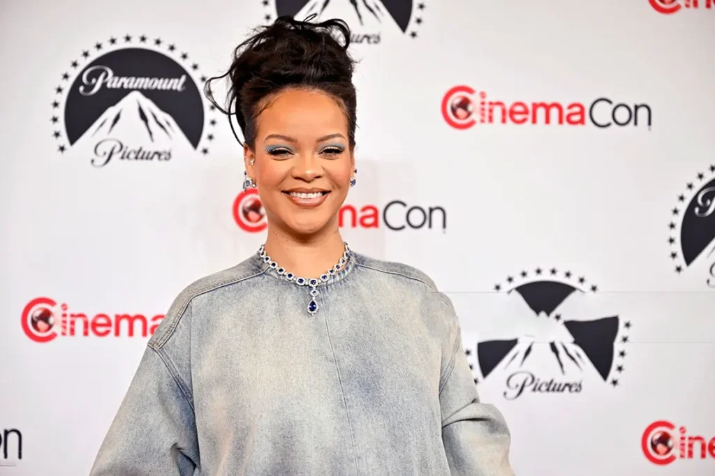 rihanna-24k-gold-toilet-luxury-lifestyle rihanna 24k gold toilet luxury lifestyle