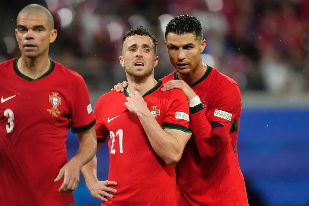 diogo-jota-andre-silva-car-crash-death-tribute Cristiano's tribute to diogo jota