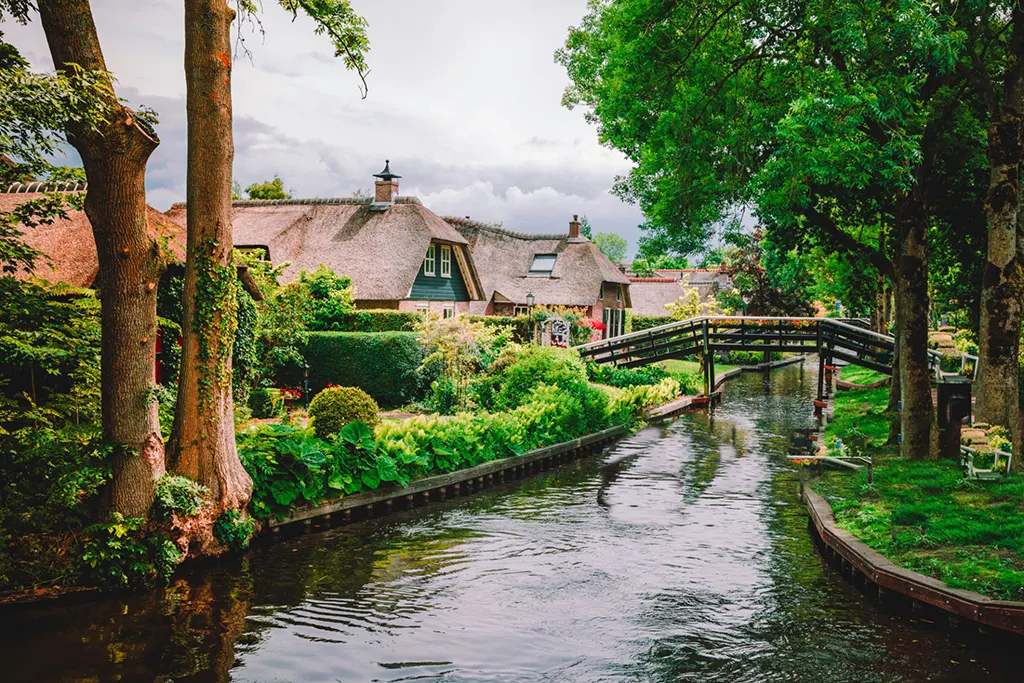 giethoorn-netherlands-no-visa-needed-lake hidden european village 3. Canal-lined streets of Giethoorn in the Netherlands.